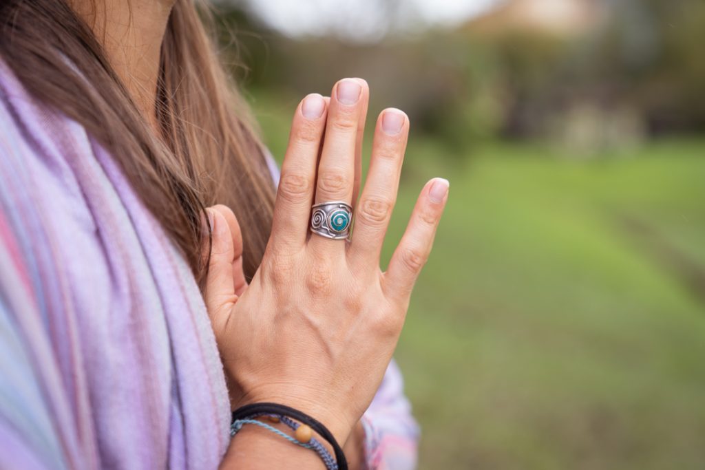The prayer mudra, also known as Anjali Mudra or Namaste Mudra, has many benefits, including: Calming the mind: The prayer mudra can help calm the body and mind. Improving focus: The prayer mudra can help improve focus and concentration. Relieving stress: The prayer mudra can help relieve stress and anxiety. Cultivating compassion: The prayer mudra can help cultivate compassion. Enhancing flexibility: The prayer mudra can help enhance flexibility in the fingers and wrists. Stimulating chakras: The prayer mudra can help stimulate the thymus gland, heart chakra, and Ajna chakra. Promoting balance: The prayer mudra can help promote balance and unite the left and right hemispheres of the brain. Opening the heart: The prayer mudra can help open the heart and create energy in the heart.