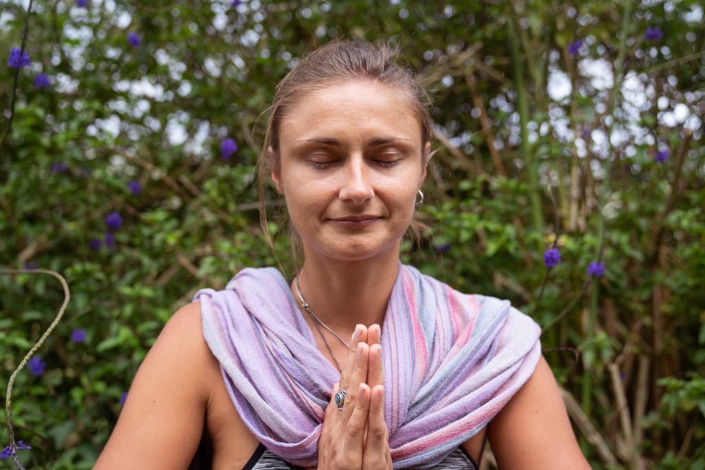 The prayer mudra, also known as Anjali Mudra or Namaste Mudra, has many benefits, including: 
Calming the mind: The prayer mudra can help calm the body and mind. 
Improving focus: The prayer mudra can help improve focus and concentration. 
Relieving stress: The prayer mudra can help relieve stress and anxiety. 
Cultivating compassion: The prayer mudra can help cultivate compassion. 
Enhancing flexibility: The prayer mudra can help enhance flexibility in the fingers and wrists. 
Stimulating chakras: The prayer mudra can help stimulate the thymus gland, heart chakra, and Ajna chakra. 
Promoting balance: The prayer mudra can help promote balance and unite the left and right hemispheres of the brain. 
Opening the heart: The prayer mudra can help open the heart and create energy in the heart. 